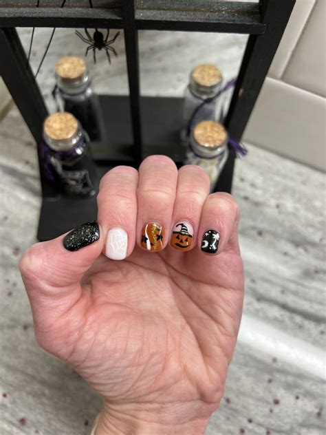 LV Nails, 2191 Commerce Blvd, Mound, MN 55364, US .